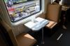 Samostatné sedačky nabízejí vskutku minimalistický prostor, i pro jídlo, foto: Juraj Kováč